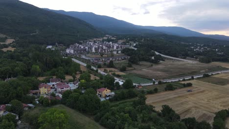 Drone-Aéreo-Aldea-Forestal-Rural