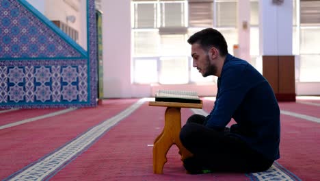 Jugendliche-Liest-Koran-In-Moschee