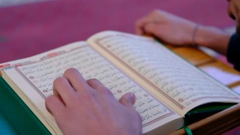 Junge-Muslime,-Die-Eine-Maske-Tragen-Und-Den-Koran-In-Der-Moschee-Lesen