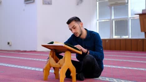 Mann-Liest-Koran-In-Moschee-2