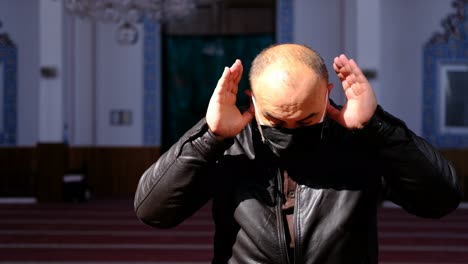Mann-Trägt-Maske-Wegen-Coronavirus-Betet-In-Moschee
