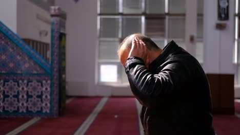 Mann-Betet-In-Der-Moschee-Im-Sonnenlicht