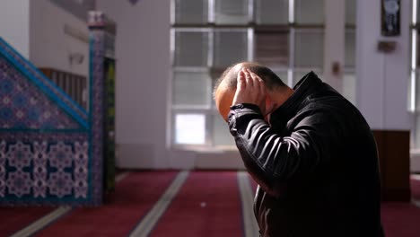 Muslimischer-Mann-Betet-In-Einer-Maske-In-Einer-Moschee
