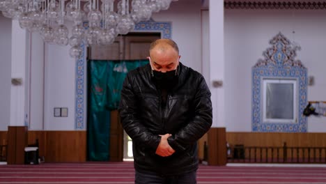 Older-Man-Prays-In-A-Mask-In-A-Mosque-1