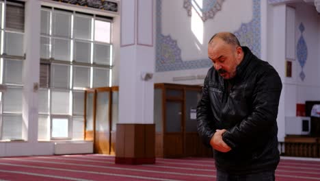 Older-Man-Prays-in-Mosque-1