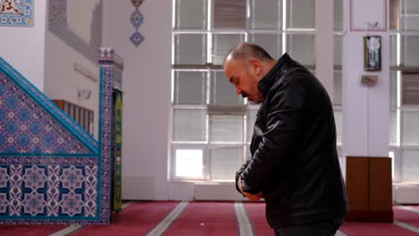 Man-Prays-in-Mosque-during-Ramadan-3