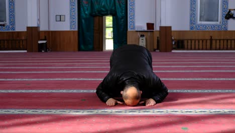 Masked-Old-Man-Kneels-During-Prayer-In-Mosque-1