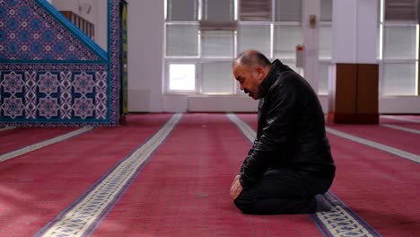 Muslim-Praying-During-Ramadan-4