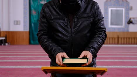 Alter-Maskierter-Mann-Liest-Den-Koran-In-Der-Moschee