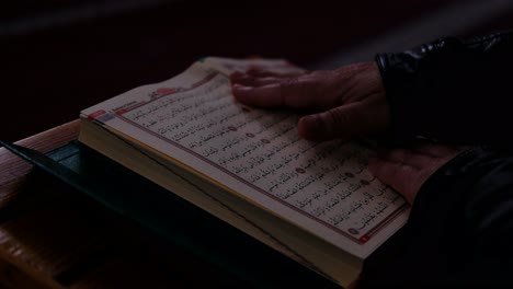 Mann-öffnet-Den-Koran-Das-Muslimische-Heilige-Buch