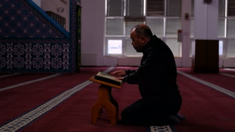 Mann-Mittleren-Alters-Las-Koran-Moschee-1
