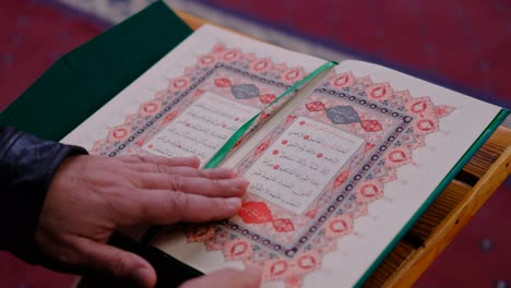 Den-Koran-Während-Des-Ramadan-In-Einer-Moschee-Lesen