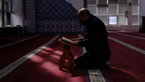 El-Hombre-Lee-El-Corán-En-Una-Mezquita-Durante-El-Ramadán.