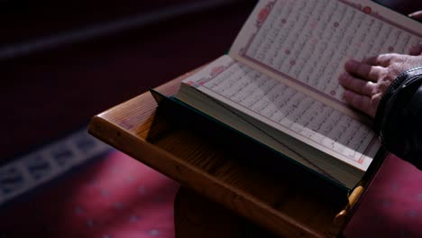 Den-Koran-In-Einer-Sonnigen-Moschee-Lesen
