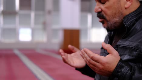 Alter-Mann-Hebt-Seine-Hände-Und-Betet-In-Der-Moschee