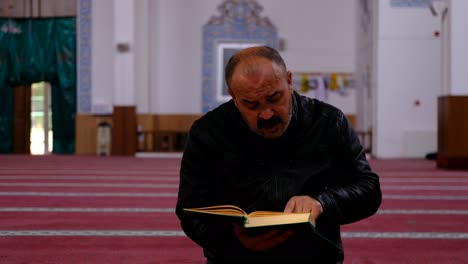 Mann-Mittleren-Alters-Liest-Koran-In-Moschee-2