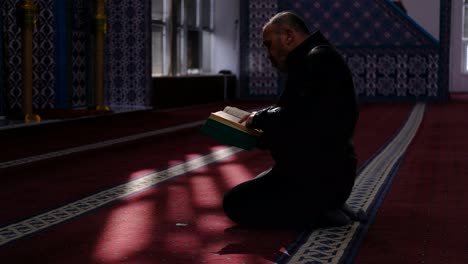 Mann-Liest-Koran-In-Moschee-3