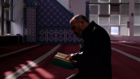 Mann-Mittleren-Alters-Liest-Koran-In-Moschee-3