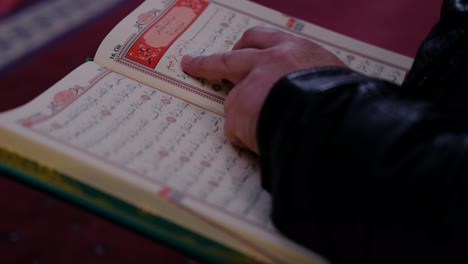 Lesen-Des-Muslimischen-Heiligen-Buches-In-Der-Moschee