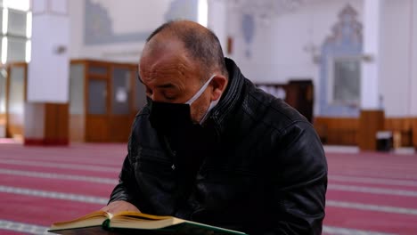 Man-Wears-Mask-And-Reads-The-Quran-In-Mosque