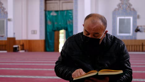 Mann-Trägt-Maske-Und-Liest-Den-Koran-In-Der-Moschee
