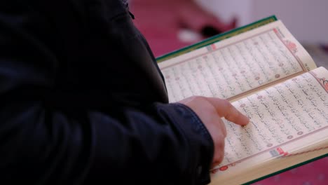 Koran-Lesen-In-Einer-Moschee-2