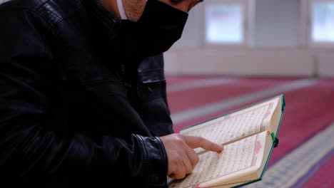 Lesen-Des-Muslimischen-Heiligen-Buches-Den-Koran-In-Einer-Moschee