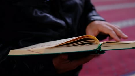 Leyendo-El-Libro-Sagrado-Musulmán-El-Corán-En-Una-Mezquita
