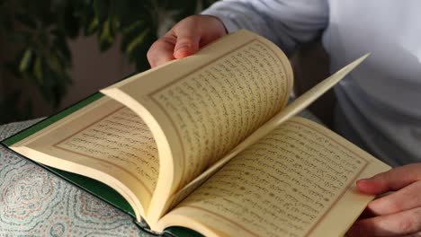 Koran-In-Moschee-Lesen-2