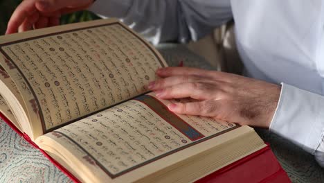 Joven-Musulmán-Aprendiendo-El-Corán