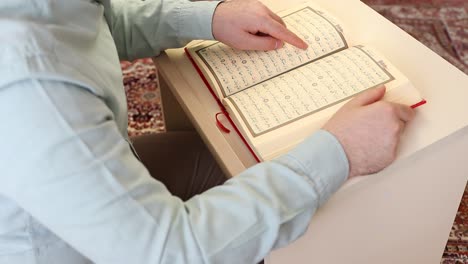 Junger-Muslimischer-Mann,-Der-Den-Koran-Liest