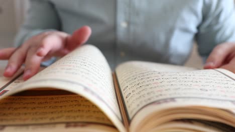 Muslime,-Die-Zu-Hause-Den-Heiligen-Koran-Lesen