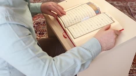 Junger-Muslimischer-Mann,-Der-Koran-Liest