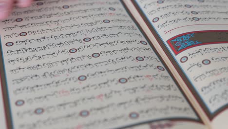 Den-Heiligen-Koran-In-Der-Moschee-Lesen