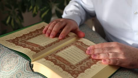 Muslimischer-Mann,-Der-Den-Heiligen-Koran-Liest