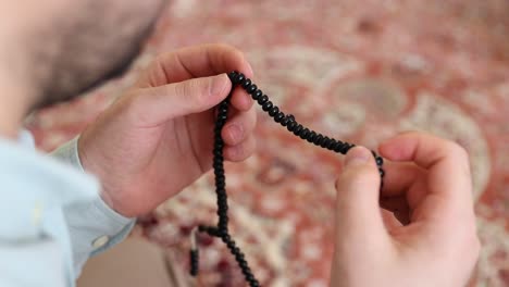 Eine-Hand,-Die-Mit-Perlen-Für-Allah-Betet
