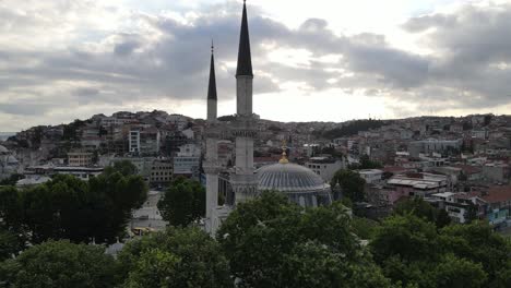 Mezquita-Musulmana-Islámica-Yeni-Valide-Uskudar-De-Estambul-Drone-Shot