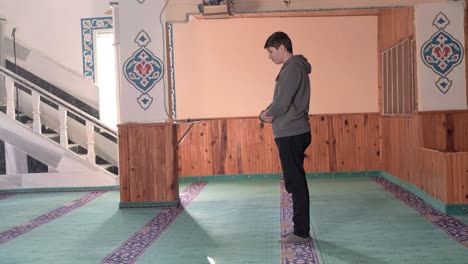 Junger-Mann,-Der-In-Der-Moschee-Betet