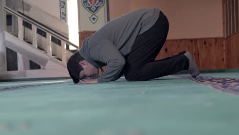 Muslimischer-Mann,-Der-Sich-In-Der-Moschee-Niederwirft