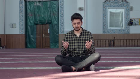 Muslim-Praying-In-Mosque