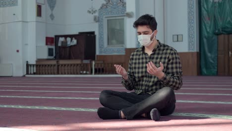 Praying-In-Mosque-During-The-Pandemic