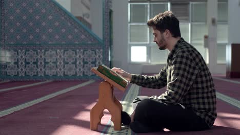 Muslimischer-Mann,-Der-Koran-In-Einer-Moschee-Liest