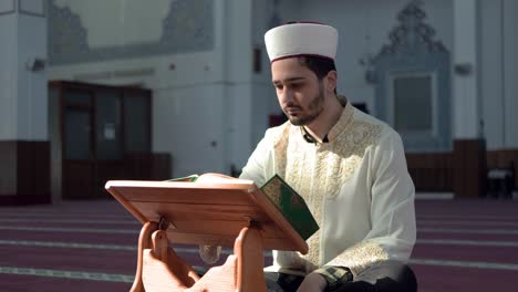 Imam-Liest-Koran-In-Der-Moschee