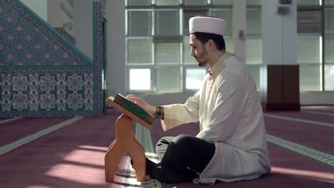 Hombre-Musulmán-Leyendo-El-Corán-En-La-Mezquita-1