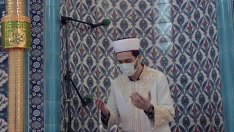 Un-Joven-Rezando-En-La-Mezquita-Durante-La-Pandemia