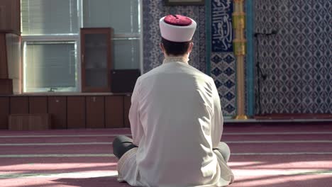 Mann,-Der-Allein-In-Der-Moschee-Betet