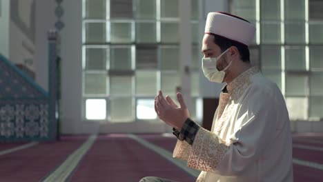Masked-Muslim-Imam-Praying