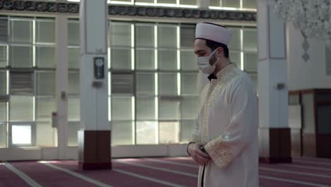 Mann-Trägt-Eine-Maske-Und-Betet-In-Der-Moschee