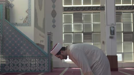 Junger-Mann-Betet-In-Moschee-1