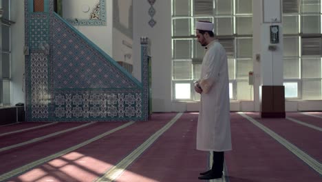 Imán-Rezando-Solo-En-La-Mezquita